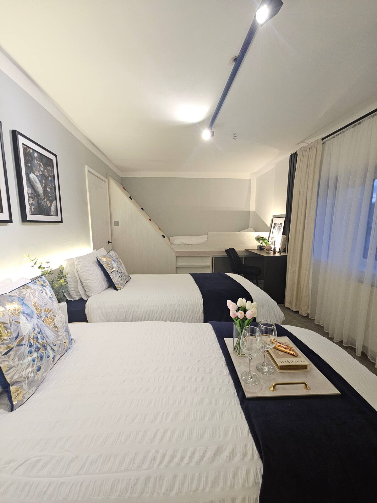 Bedroom with single beds